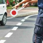 Posto di blocco, “lei dorme ad occhi aperti”: multe a tappeto per chi guida stanco | Sospese migliaia di patenti