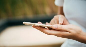 Scuola, si torna in classe senza smartphone: regole più severe sul comportamento