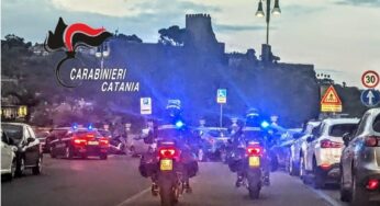 Catanese, inseguimento notturno tra San Pietro Clarenza e Mascalucia: speronata la gazzella, ferito un carabiniere. Tre fuggitivi ricercati