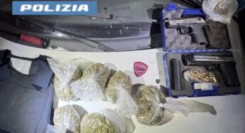 Librino, auto abbandonata trasformata in arsenale: la Polizia trova droga, pistole e giubbotto antiproiettile