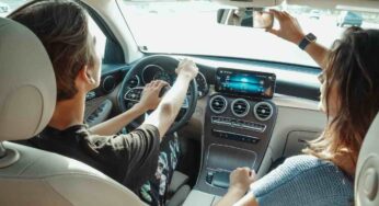 Parcheggi, non lasciare mai questo oggetto in auto: fa esplodere la macchina | Al tuo ritorno trovi un mucchio di cenere