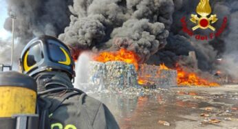 Vasto incendio in una ditta di stoccaggio rifiuti nella zona industriale di Catania