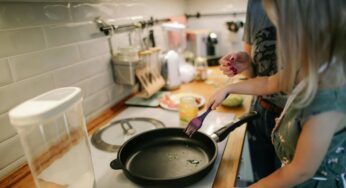 Un cucchiaio di aceto in padella: il trucchetto dei francesi per le uova al tegamino | Cracco è diventato ricco facendo così