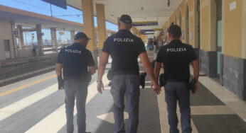 Catania, turista perde zaino con 3.500 euro sul treno: la Polizia glielo restituisce