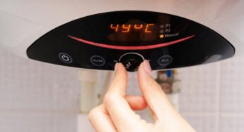 Scaldabagno, con il trucco del giubbotto non paghi più la corrente per giorni | Acqua calda gratis a profusione