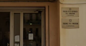 Catania, minori su scooter senza casco davanti alla Procura: due mezzi sequestrati e genitori richiamati