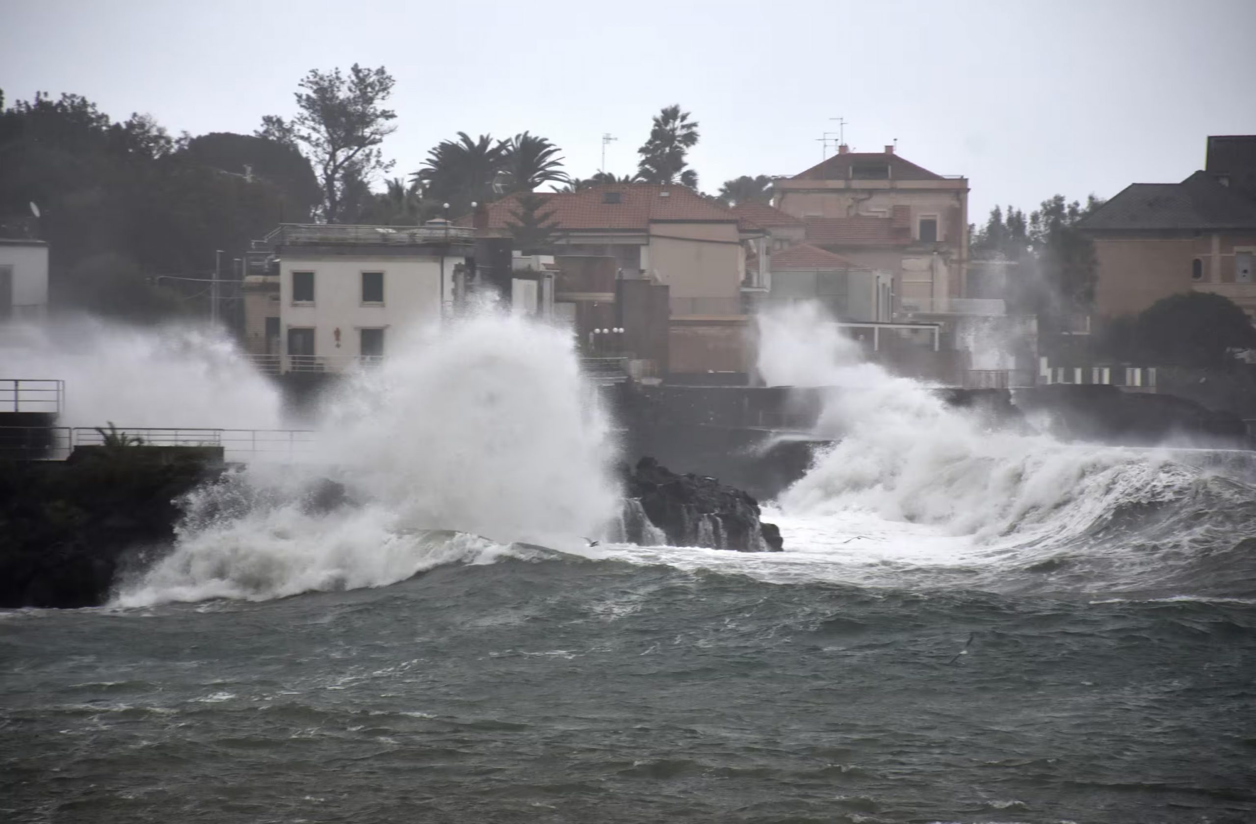 Voragine sul Lungomare: cede una botola e il traffico va in tilt. Sopralluogo del sindaco Trantino
