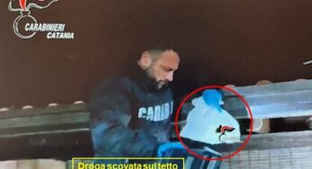 Nascondeva un chilo di cocaina sul tetto di casa: 27enne incastrato dai Carabinieri
