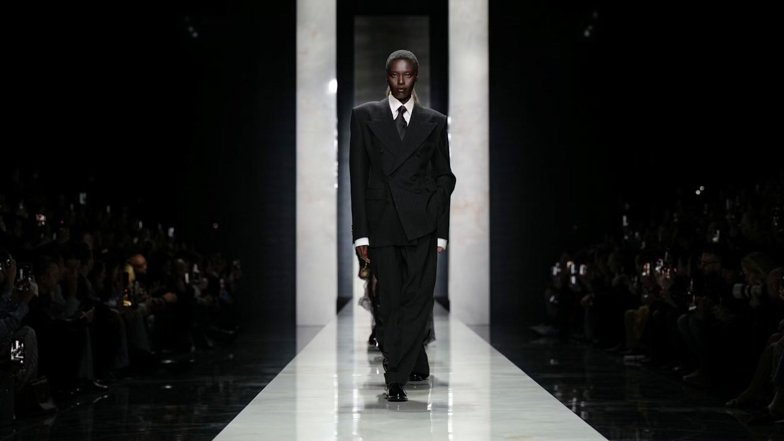 Dolce & Gabbana, la collezione Identity sfila a Milano: il nero diventa manifesto di stile