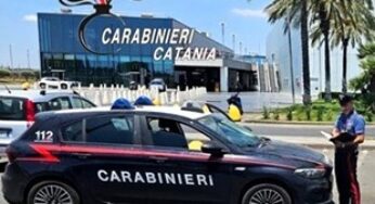 Spingono l’auto rubata con lo scooter nel parcheggio: incastrato dalle telecamere un 16enne a Belpasso