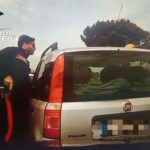 Rubano una Fiat 500 con la chiave elettronica: inseguimento e tre arresti a Catania