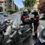 «Cade dallo scooter dopo lo scontro e i Carabinieri gli trovano la droga»: arrestato pusher a Catania