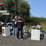 Rifiuti pericolosi bruciati in fusti di ferro: l’elicottero dei Carabinieri scopre la discarica abusiva a Riposto