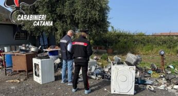 Rifiuti pericolosi bruciati in fusti di ferro: l’elicottero dei Carabinieri scopre la discarica abusiva a Riposto