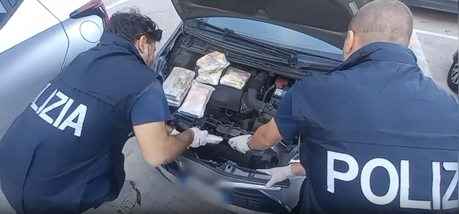 Cocaina nel paraurti e hashish nell’airbag: arrestati due corrieri con un bimbo a bordo
