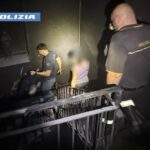 Fiamme in un palazzo a San Cristoforo: agenti feriti salvano anziani e disabili. In manette un 29enne