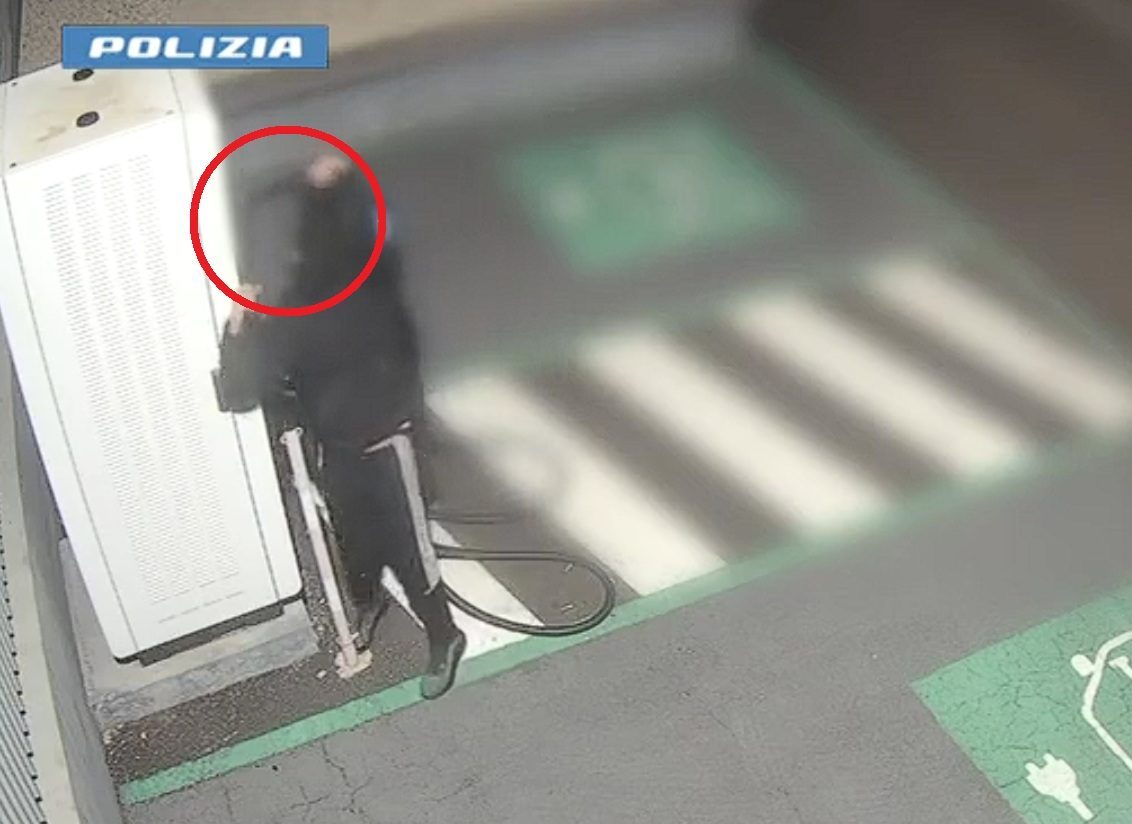Arrestati due uomini per furti di cavi in rame alle colonnine di ricarica