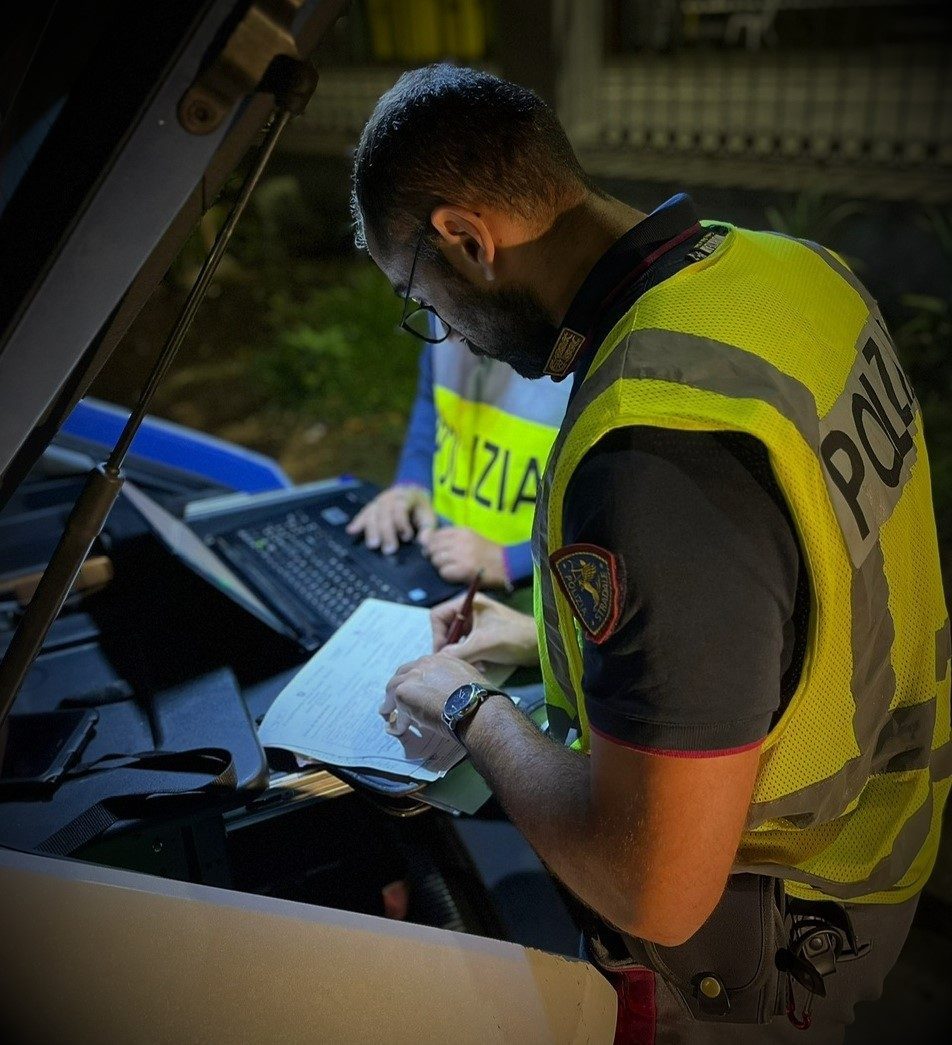 Tre focolai di rifiuti aziendali in fiamme vicino alla SS417 a Ramacca: agricoltore arrestato dalla Polizia