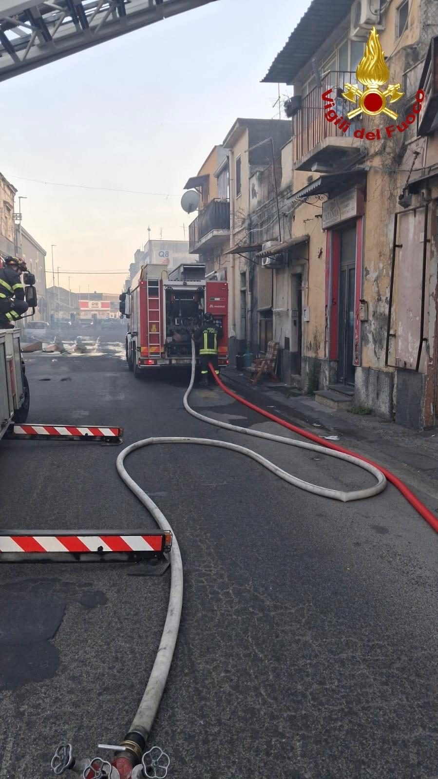 Vasto incendio di sterpaglie nel pomeriggio a Catania