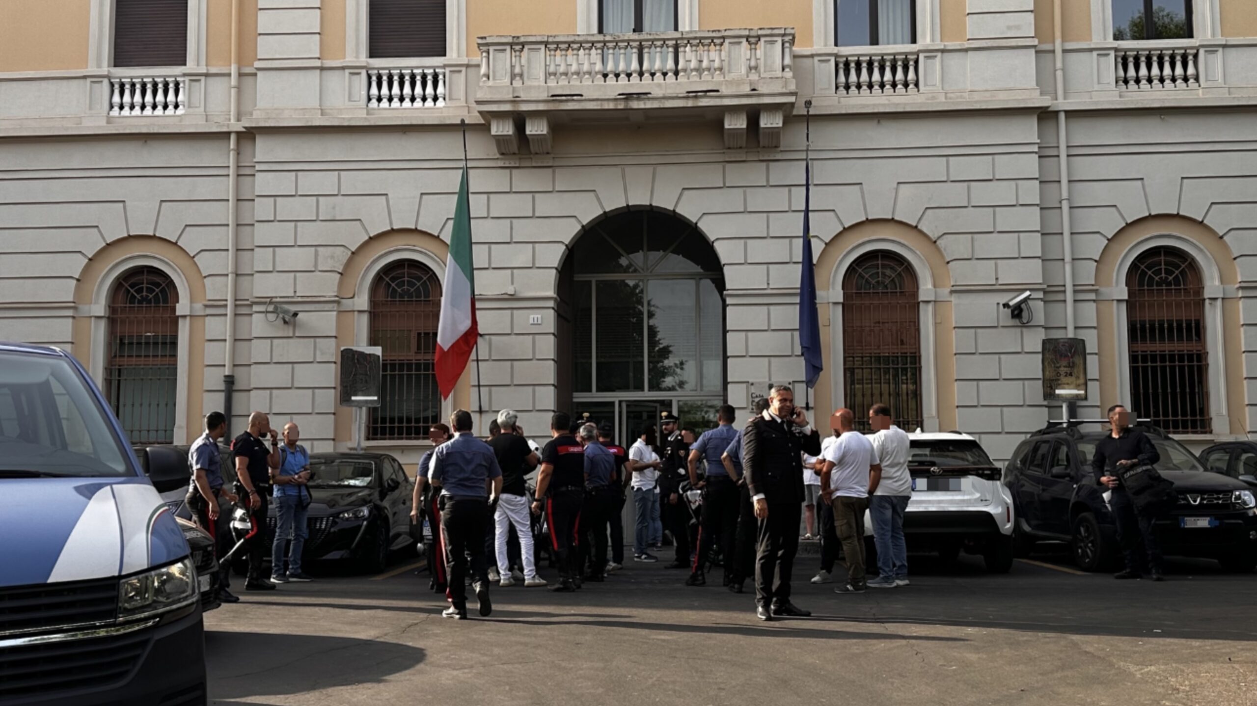 Rivolta a Piazza Lanza, cinque agenti feriti. Fuori dal carcere il grido dei familiari