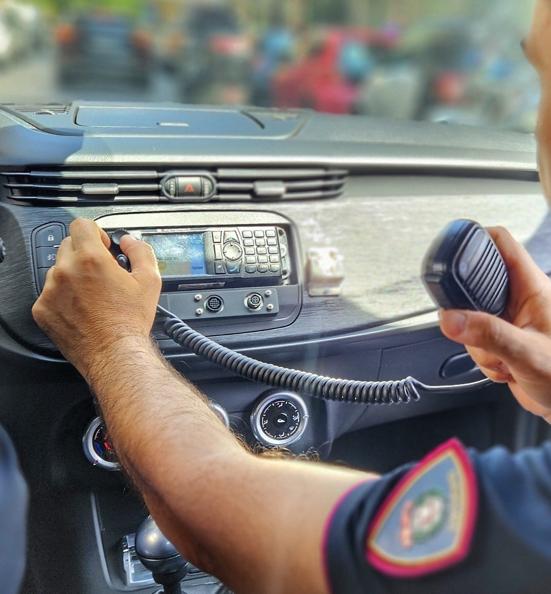 Aggredisce giovane per rubargli il telefono, fermato dalla squadra volanti