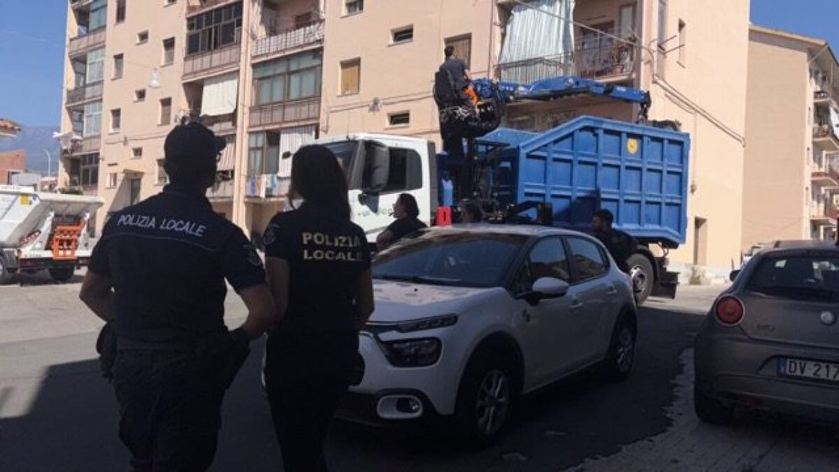 Operazione di bonifica a Riposto, rimossi veicoli e rifiuti speciali in edilizia popolare