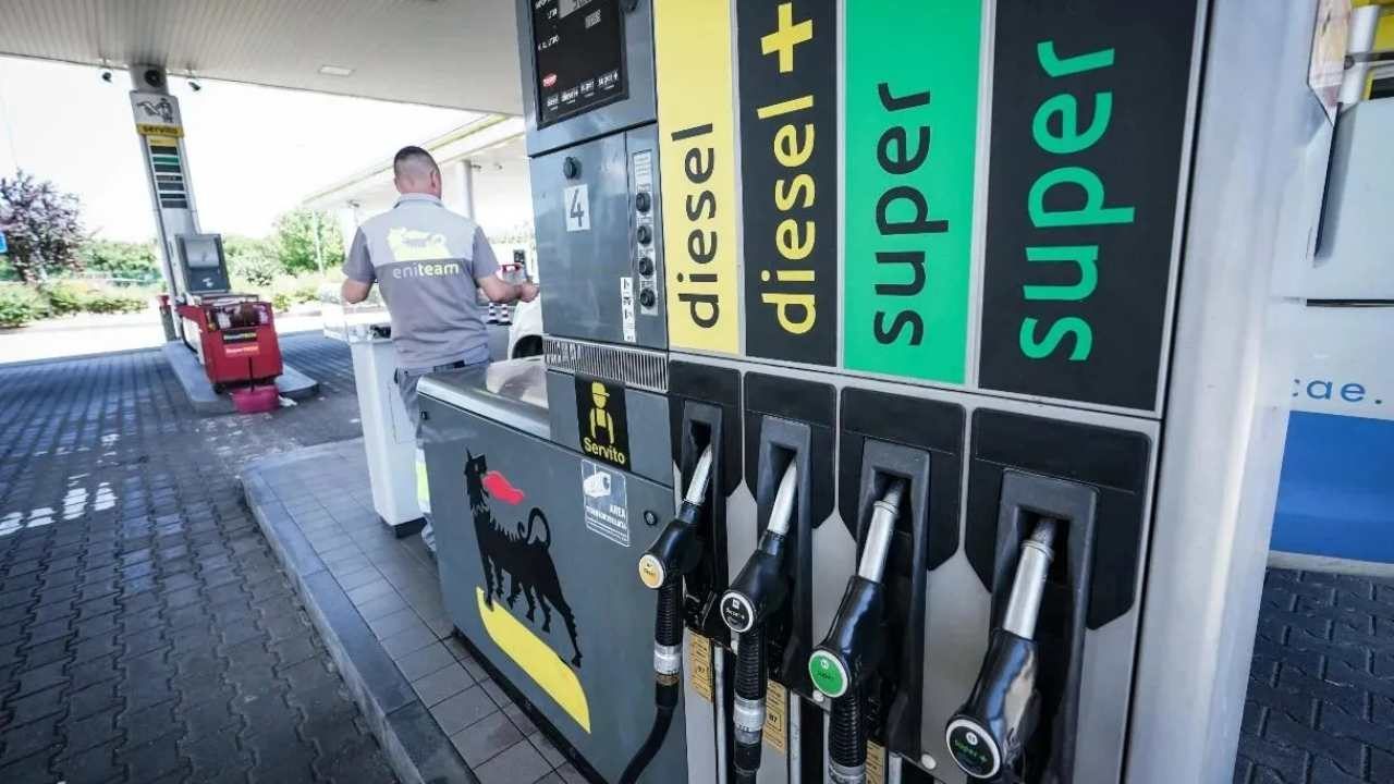 Prezzi benzina 2025: la Sicilia e il paradosso delle raffinerie