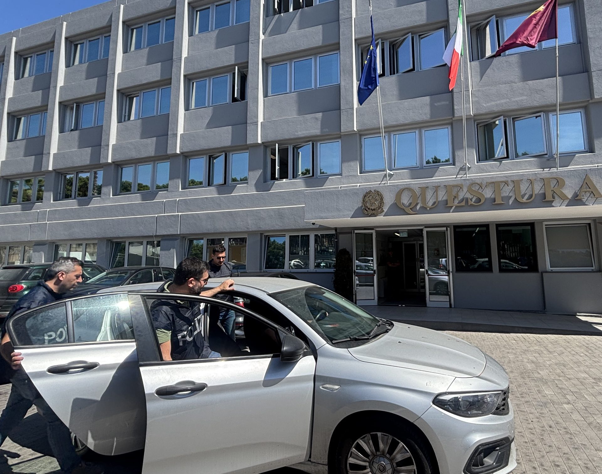 Scooter, scarpe e eroina: la Squadra Mobile sgomina uno spacciatore nel Dusmet