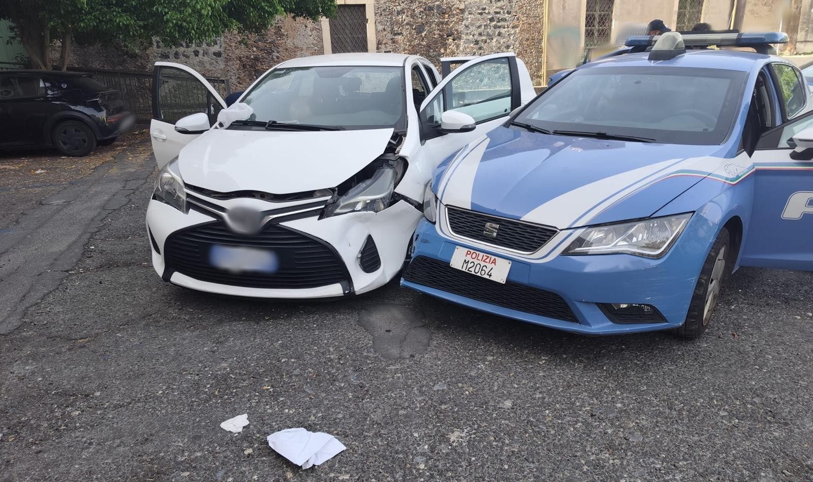 Arrestato ladro d’auto dopo inseguimento: agente ferito