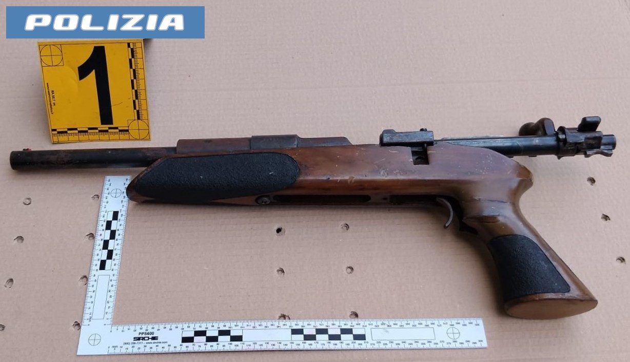 Blitz Librino polizia: carabina e droga sequestrati