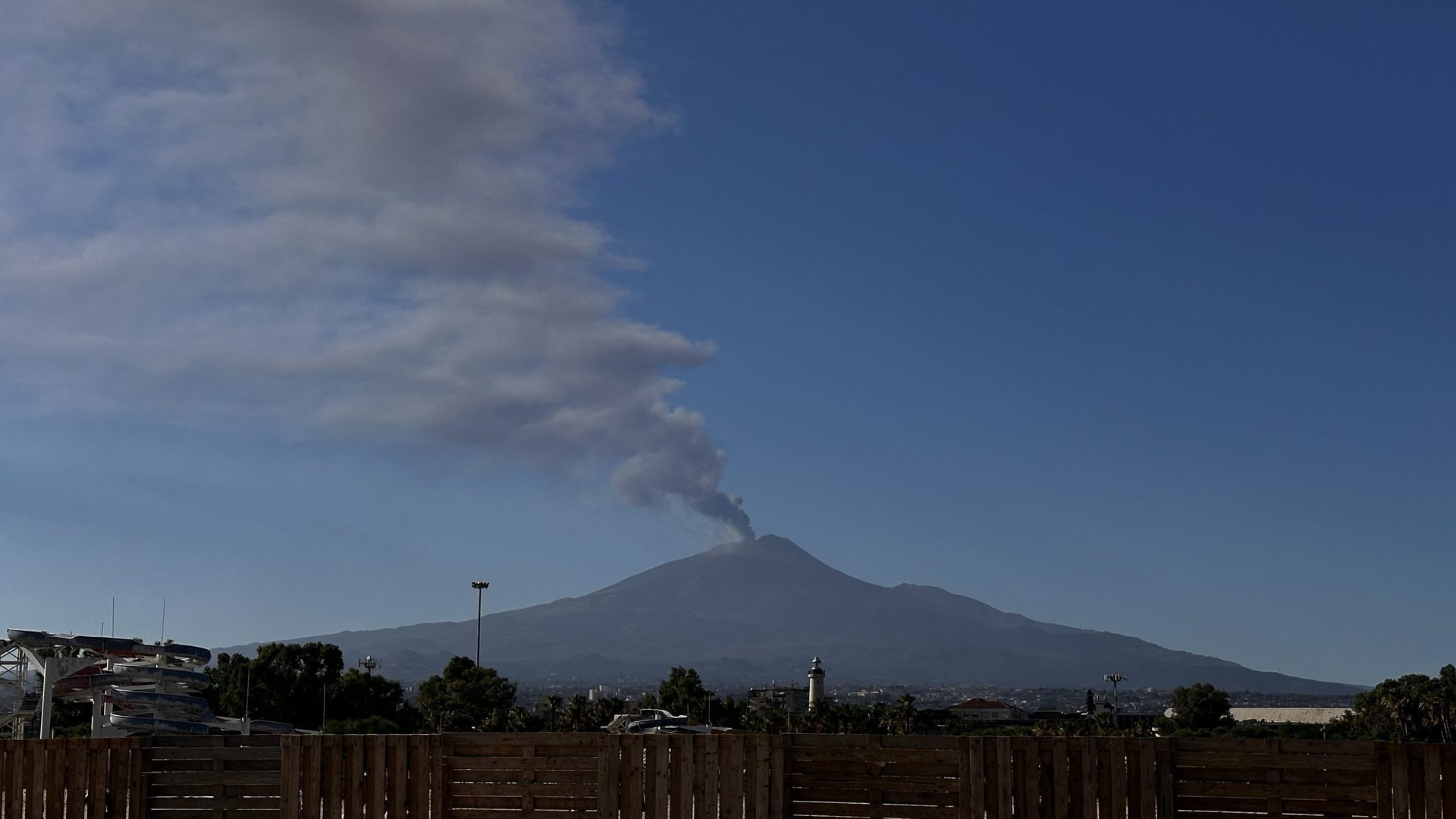 Cenere vulcanica blocca i voli in arrivo a Catania