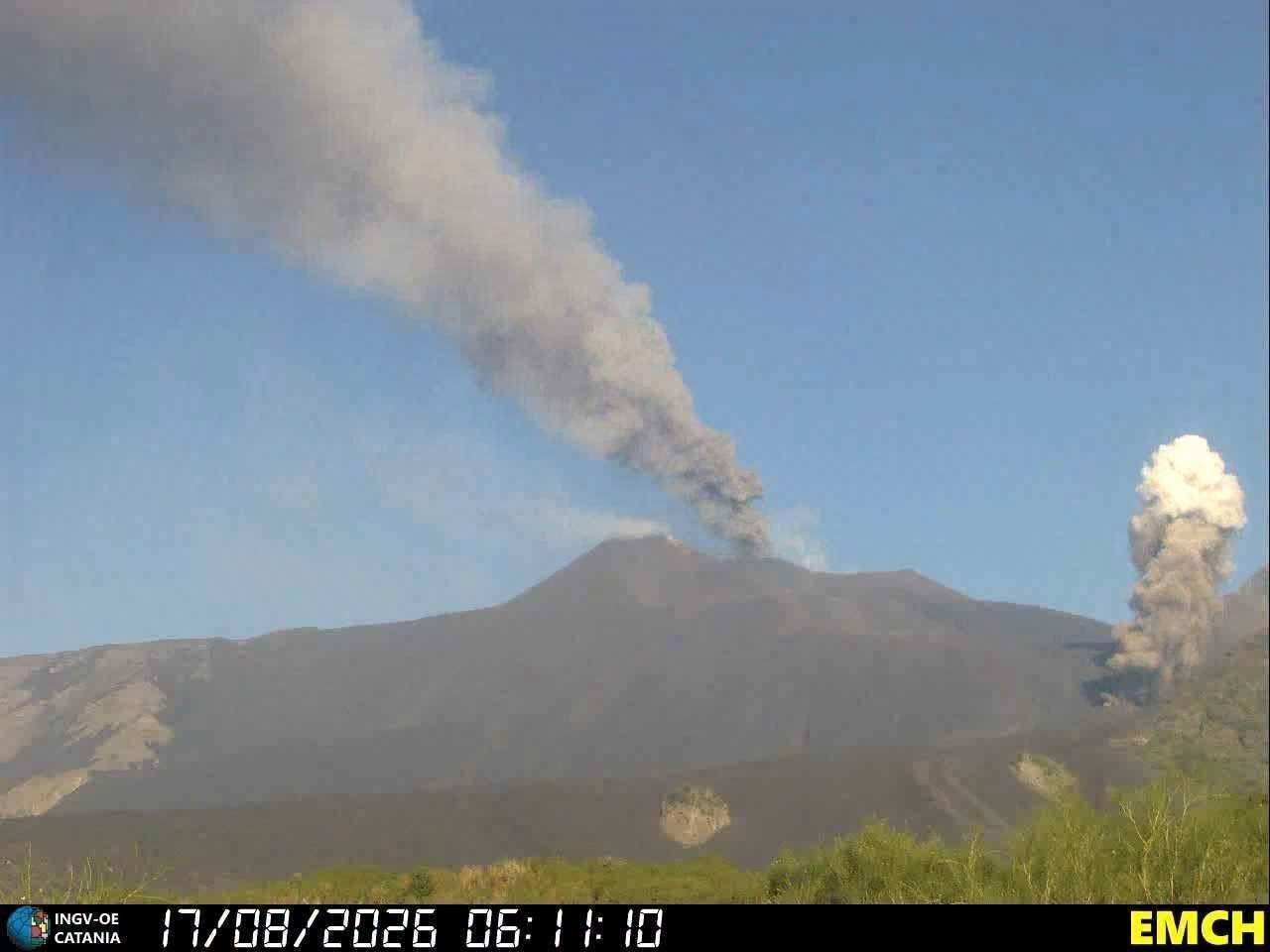 Etna colata lavica attiva: nube a 6000 metri