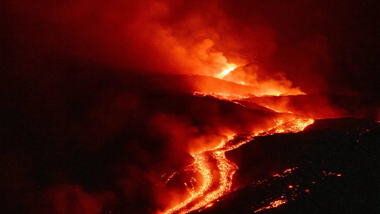 L’Etna blocca Fontanarossa: caos voli, treni e bus per 400 rotte dirottate