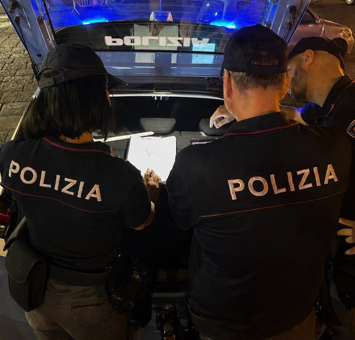 Si nasconde sui sedili ma i poliziotti lo trovano: arrestato 27enne