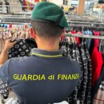 Abiti falsi con marchi di lusso: sequestro a Misterbianco, titolare denunciato