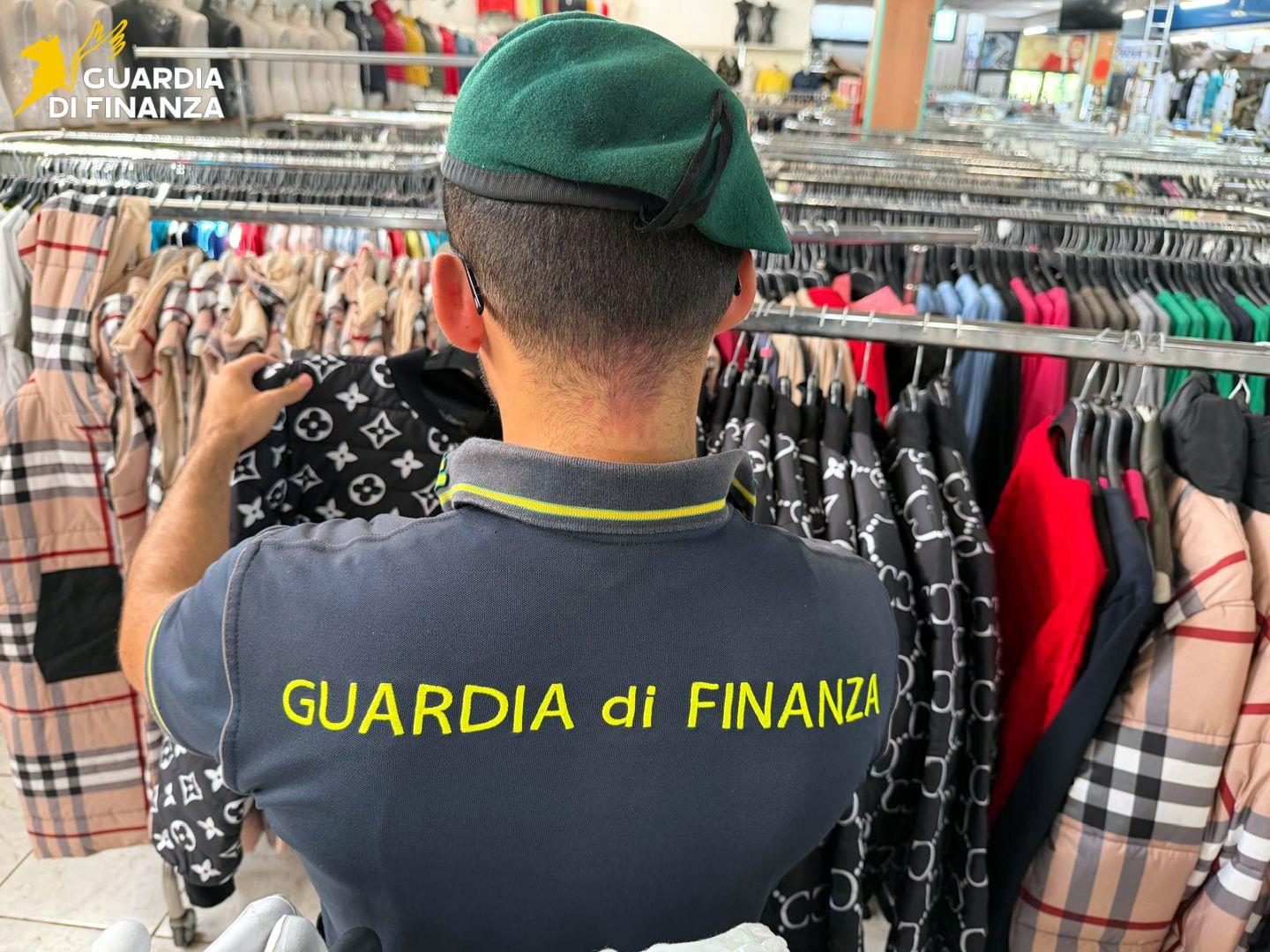 Abiti falsi con marchi di lusso: sequestro a Misterbianco, titolare denunciato