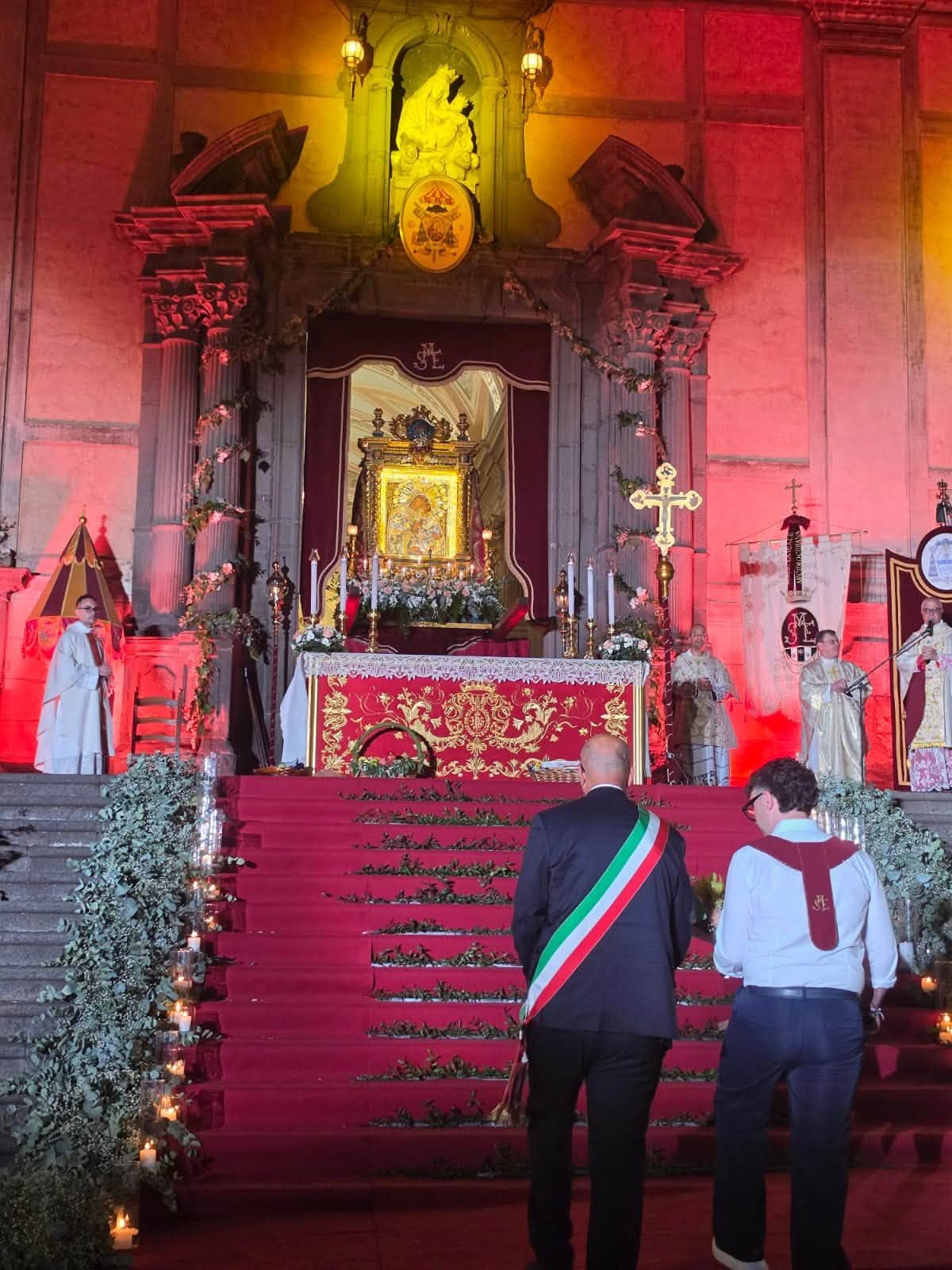 Biancavilla, l’arcivescovo interrompe il sindaco in piazza